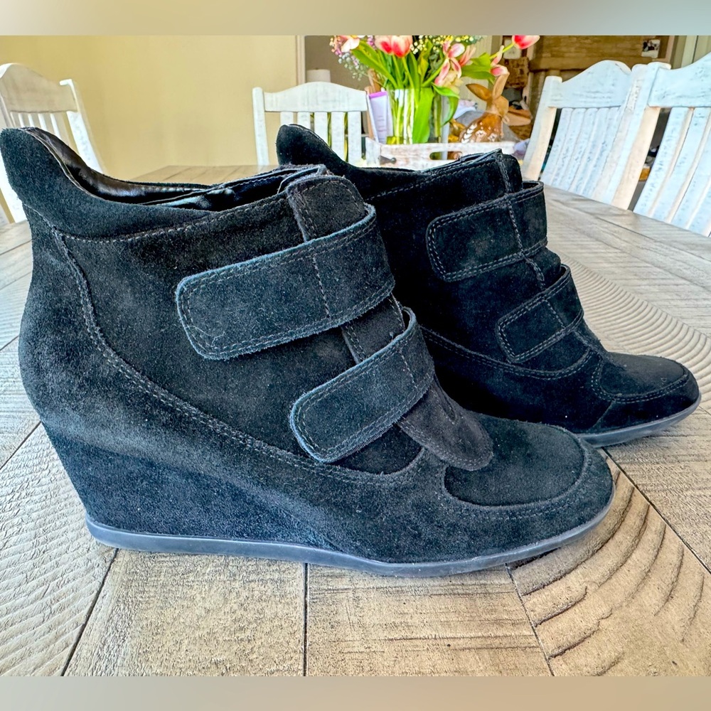 AEROSOLES Heelrest Black Wedge Velcro Booties Women’s Size 7